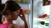 Как избавиться от запаха в холодильнике, народными способами