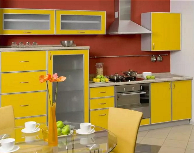 Сочетание желтого и красного цвета в интерьере на кухне