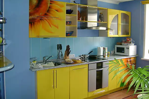Сочетание желто-синего цвета в интерьере на кухне