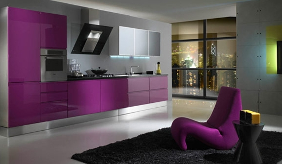 Интерьер кухни цвета фуксия и фиолетовый оттенок