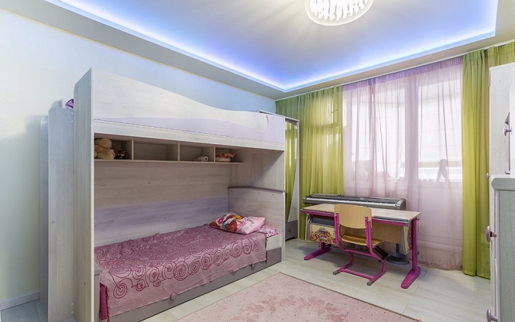 Двухъярусная кровать в маленькой детской комнате