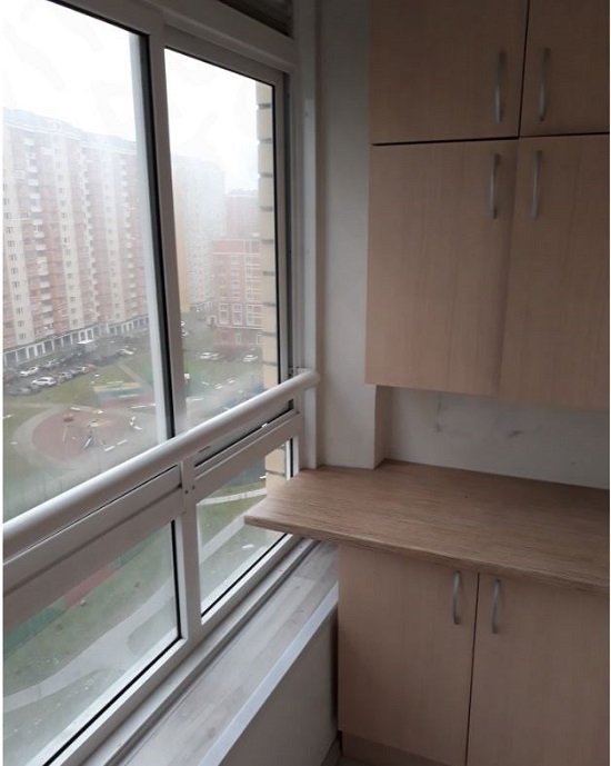 Вид на балкон с кухни в домрик