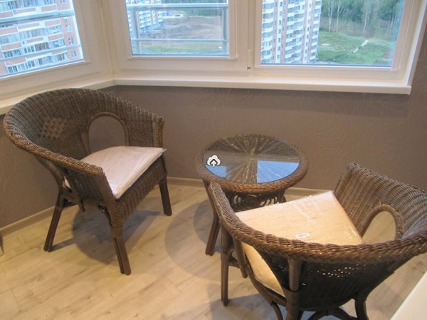 Соломенные стулья и журнальный столик на балконе