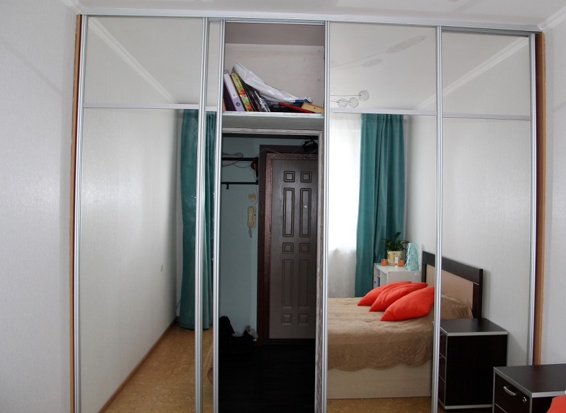 Зеркальный шкав в маленькой спальне